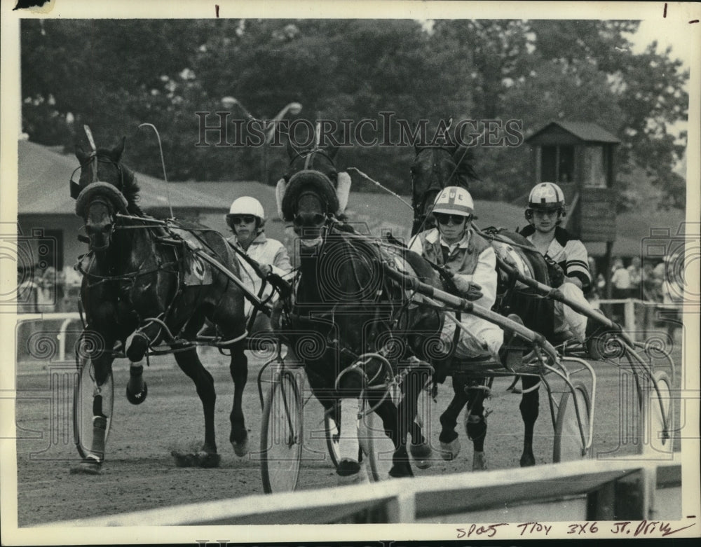 1976 Press Photo Susan Curran (front right) wins 2nd qualifying race, Saratoga- Historic Images