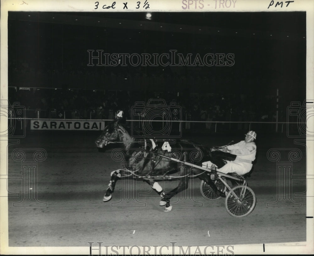 1976 Press Photo Driver and horse during the fourth race at Saratoga Harness, NY- Historic Images