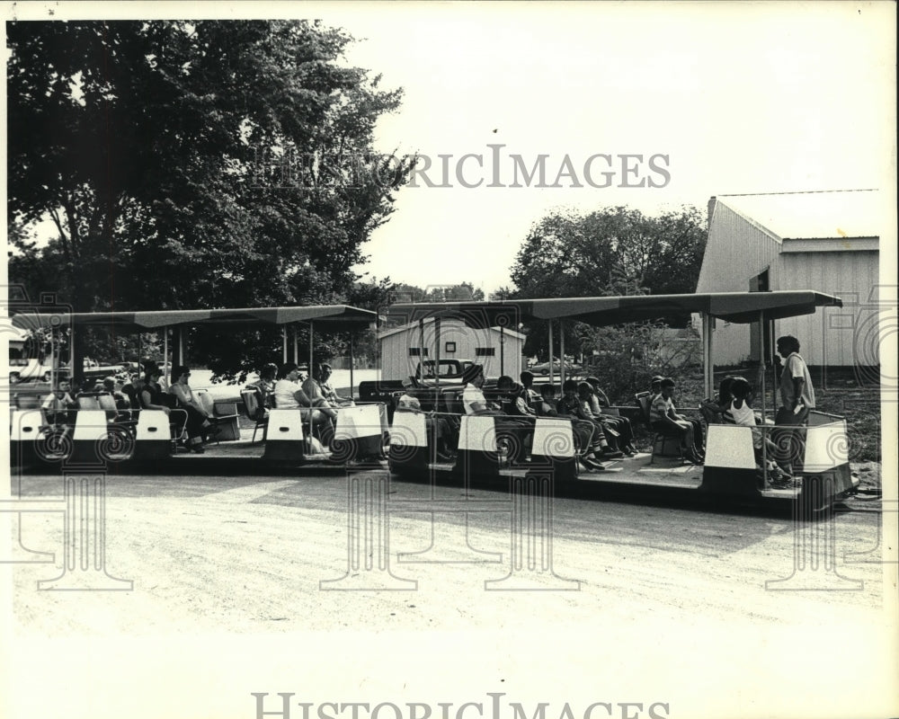 1974 Press Photo Crowd takes tram ride on Family Jubilee Day, Saratoga Track- Historic Images