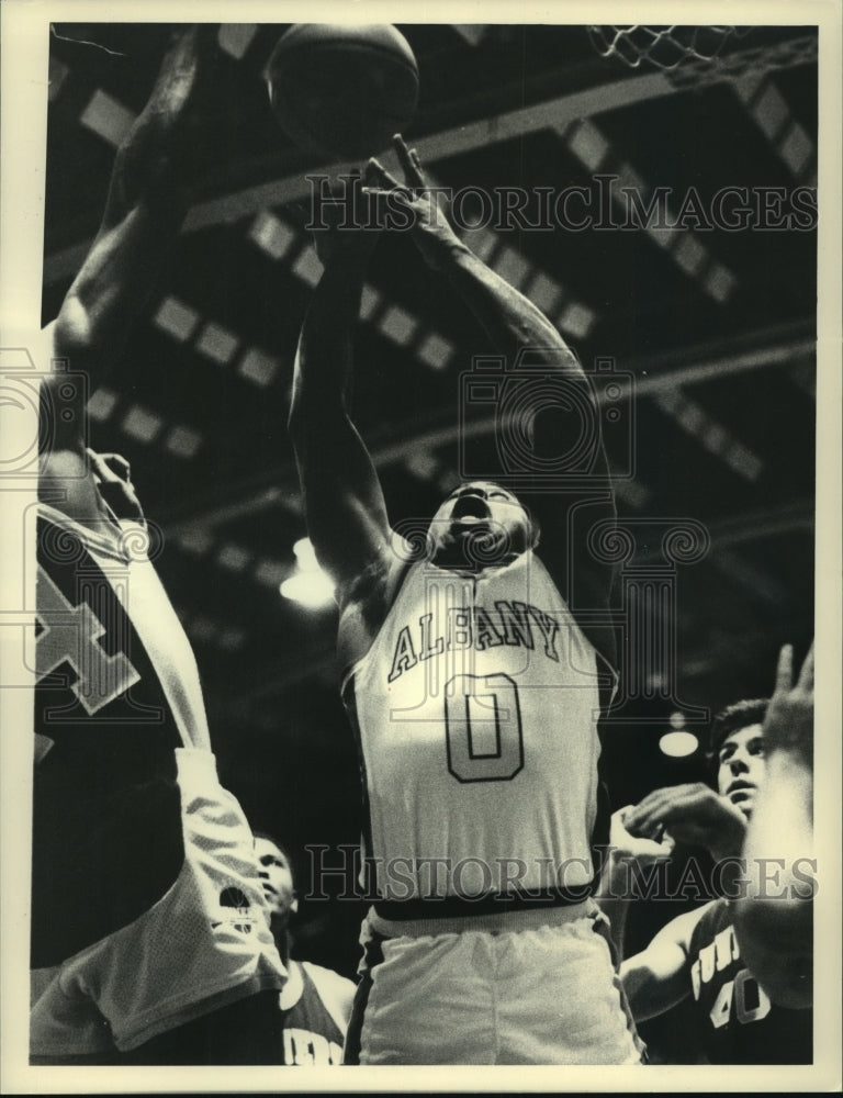 1988 Press Photo Sidney Lowe rebounds during Patroons game in Albany, New York- Historic Images