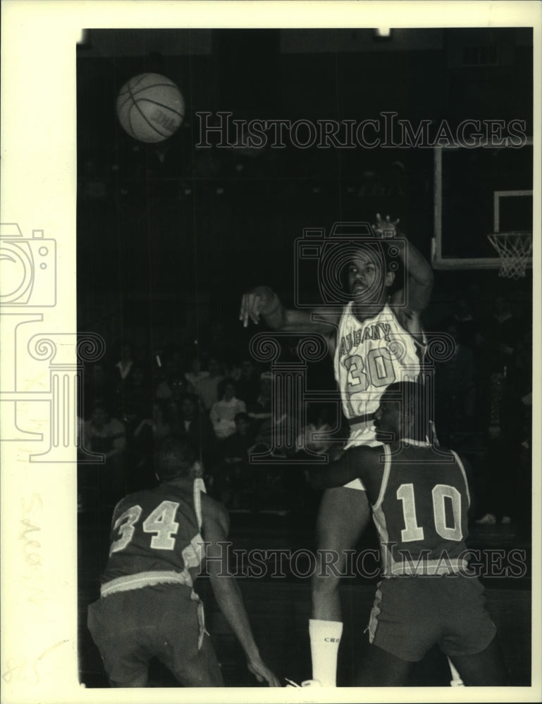 1987 Press Photo Derrick Rowland passes during Patroons game in Albany, New York- Historic Images
