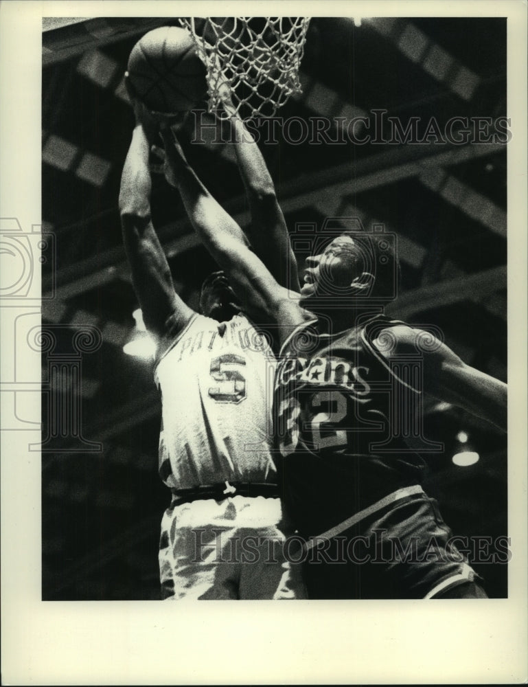 1986 Press Photo Albany Patroons vs. Wichita Falls Texans action in New York- Historic Images