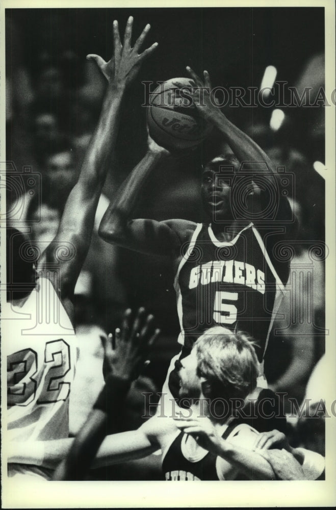 1986 Press Photo Albany Patroons vs. Charleston Gunners action in New York- Historic Images