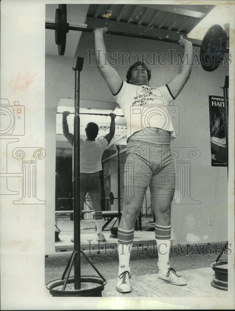 Press Photo Mark Flood lifts barbell above head at the tennis club weight room- Historic Images