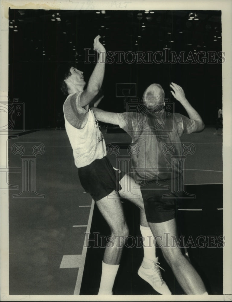 1985 Press Photo Eric Fleury gets blocked during basketball practice at Siena- Historic Images