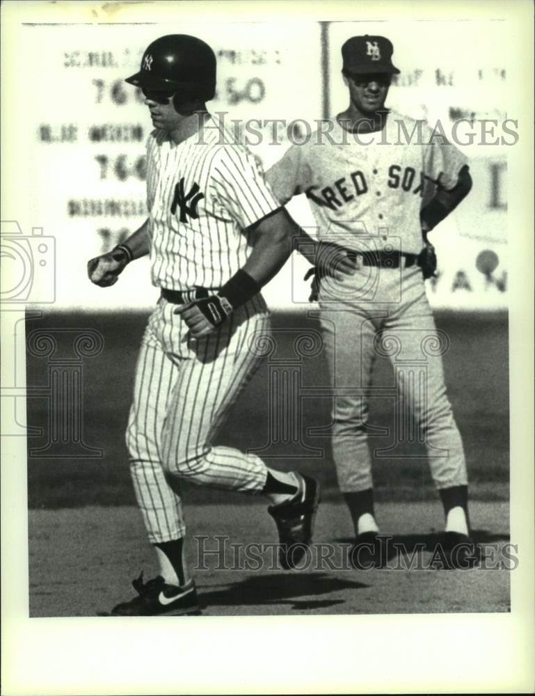 1989 Press Photo Yanks #23 Bob Green rounds second after his second home run- Historic Images