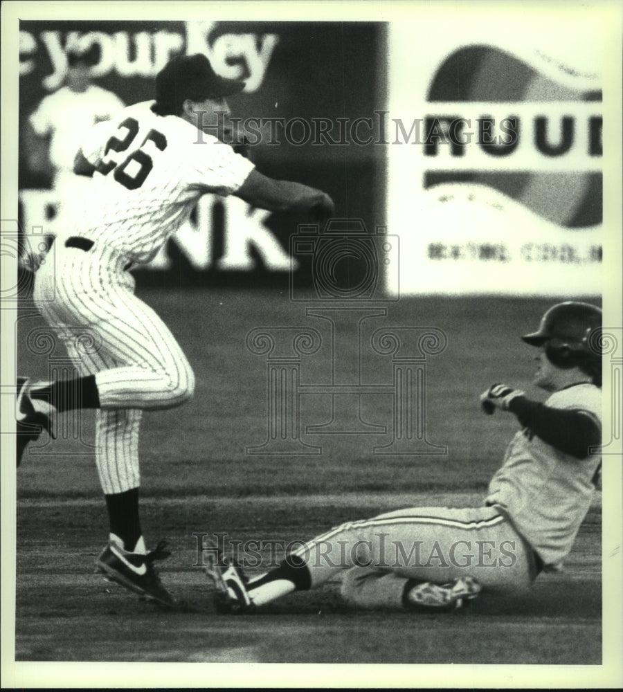 1989 Press Photo Yanks #26 Andy Stankiewicz fires ball to 1st base over #28- Historic Images