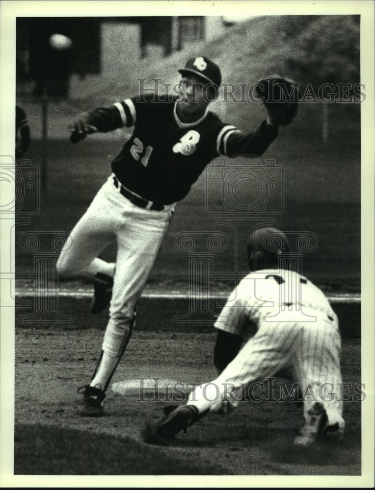 1989 Press Photo Floyd &quot;Dutch&quot; Silvernell of St Rose beats the throw to 2nd base- Historic Images