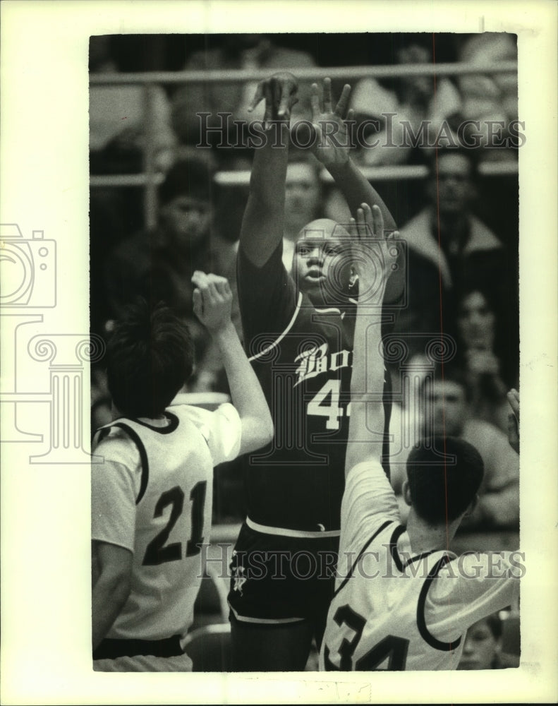 Press Photo Ken Woods shoots basketball against unidentified defenders- Historic Images