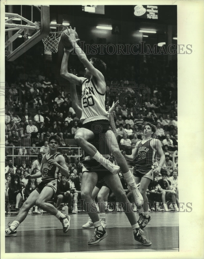 Press Photo Shenedehowa #50 Greg Kubeck goes up for a shot in basketball game- Historic Images