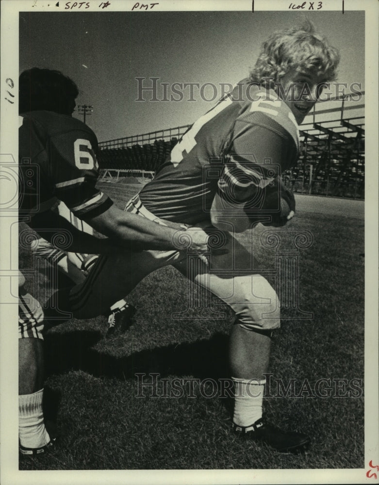 1976 Press Photo RPI football player #24 Scott Newell runs with ball in practice- Historic Images