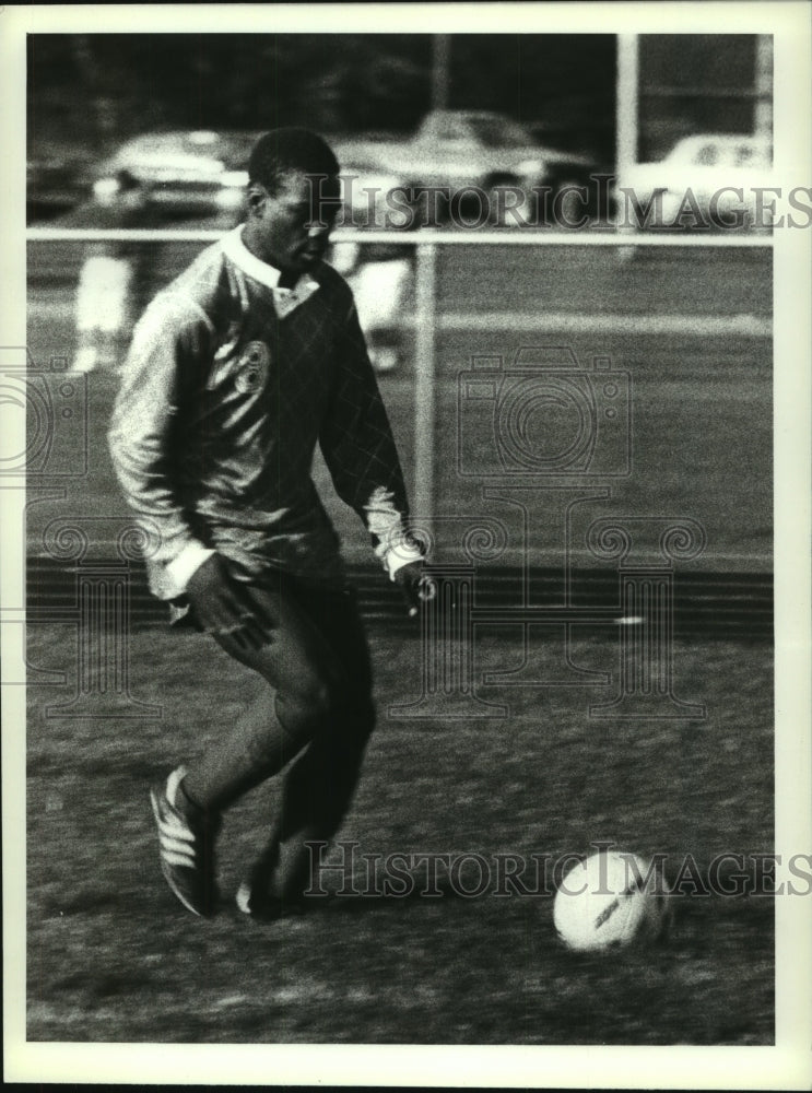 1990 Press Photo Rodolfo Edwards of Schenectady kicks soccer ball at CBA field- Historic Images