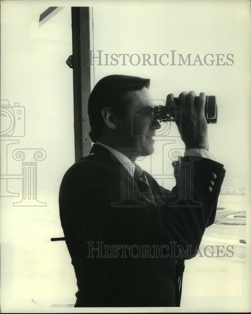 1979 Press Photo Marshall Cassidy II, uses fielld glasses to look over track- Historic Images