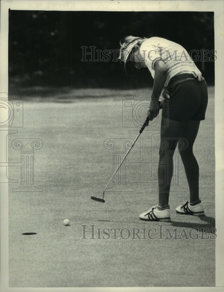 1984 Press Photo Golfer Kim Eaton, putting at Colonie Golf Course, New York- Historic Images