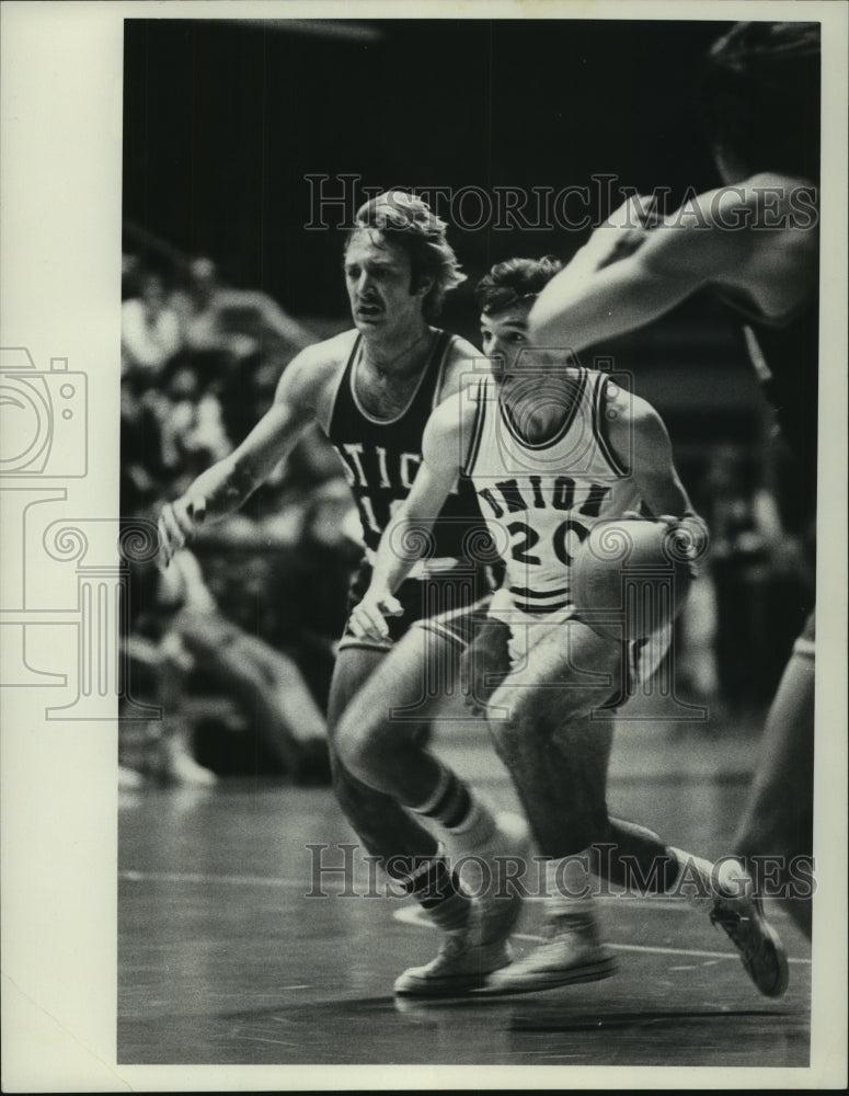 Press Photo Union player #20 John Dennis dribbles ball in game - tus01657- Historic Images