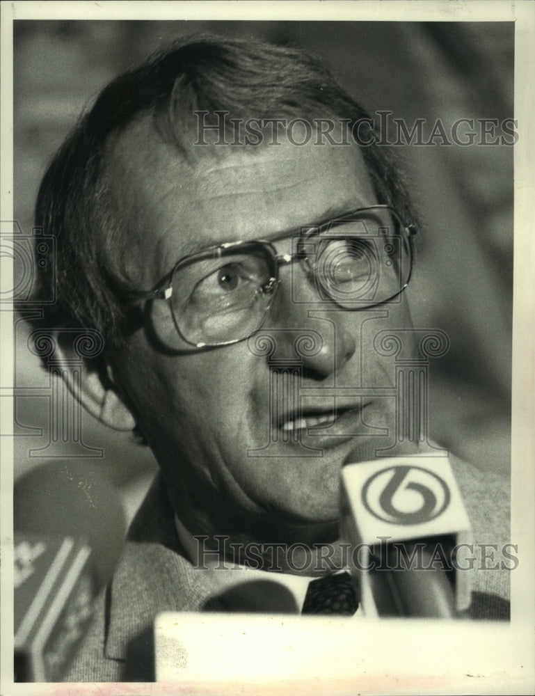 1983 Press Photo New Red Wings Bill dineen speaks to media in Glens Falls- Historic Images