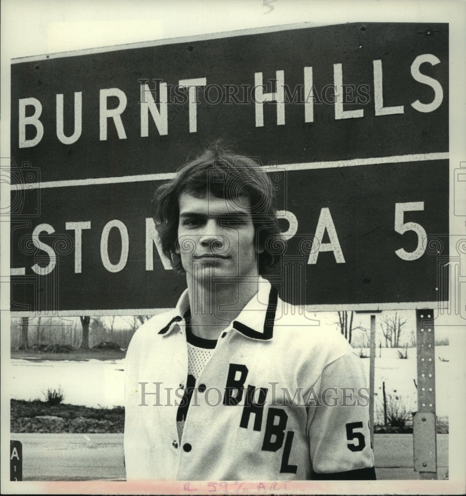 1982 Press Photo Basketball player Ted DiGrande stands in front of Burnt HIlls- Historic Images