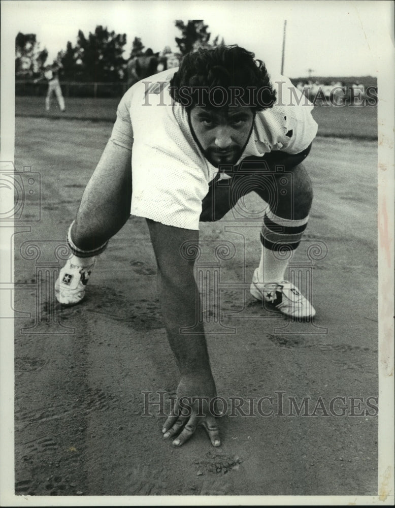 1981 Press Photo Dennie DiGesare in football stance on Charlie Young Field- Historic Images