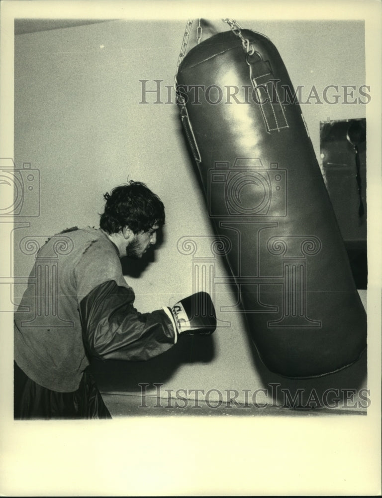1986 Press Photo Boxer Danny Ferris punches bag at Monte Mario Motel, Latham NY- Historic Images