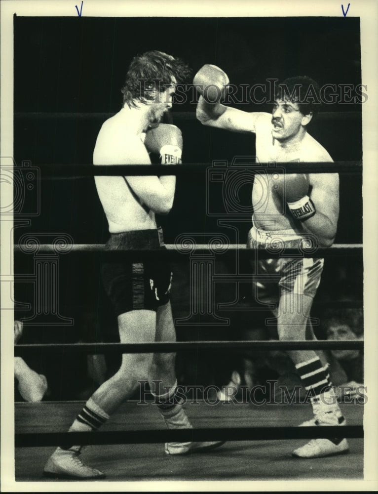Press Photo Pat Lyons and Danny Ferris in boxing match at Coliseum - tus01682- Historic Images