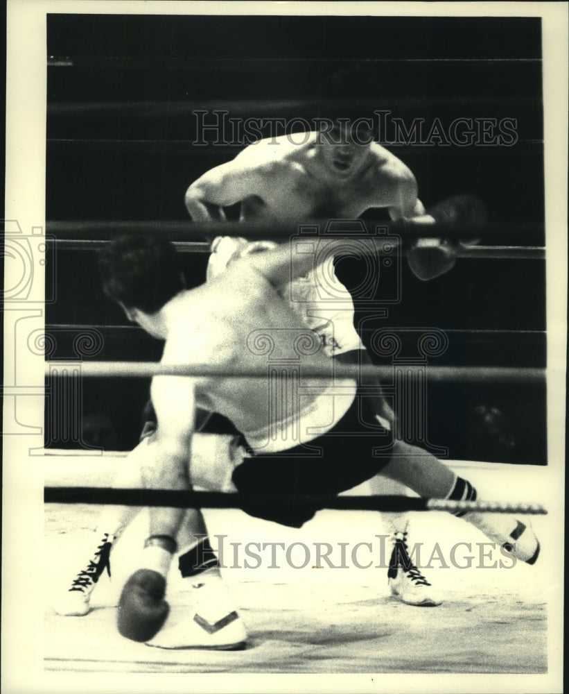 1986 Press Photo Danny Ferris knocks down Harry Arroyo in boxing match, Colonie- Historic Images