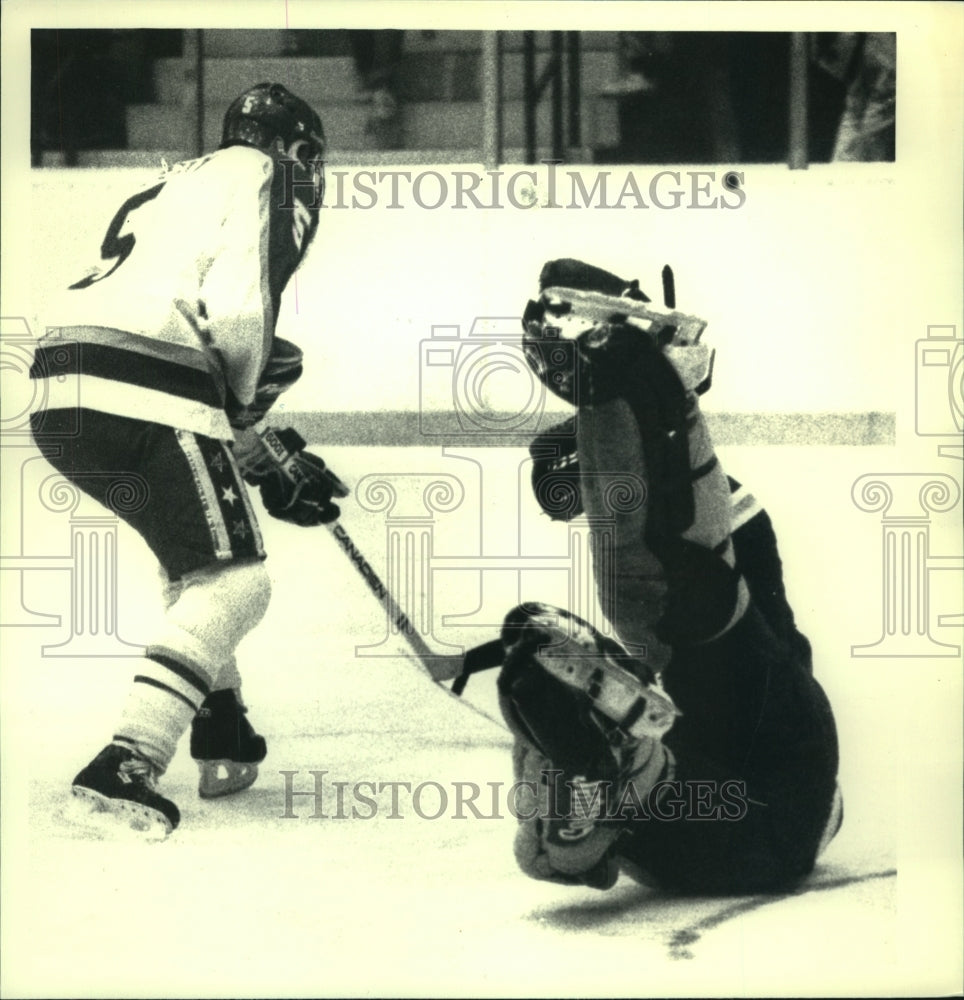 1988 Press Photo Colgate #1 goalie Wayne Cowley goes down to block shot of RPI&#39;s- Historic Images