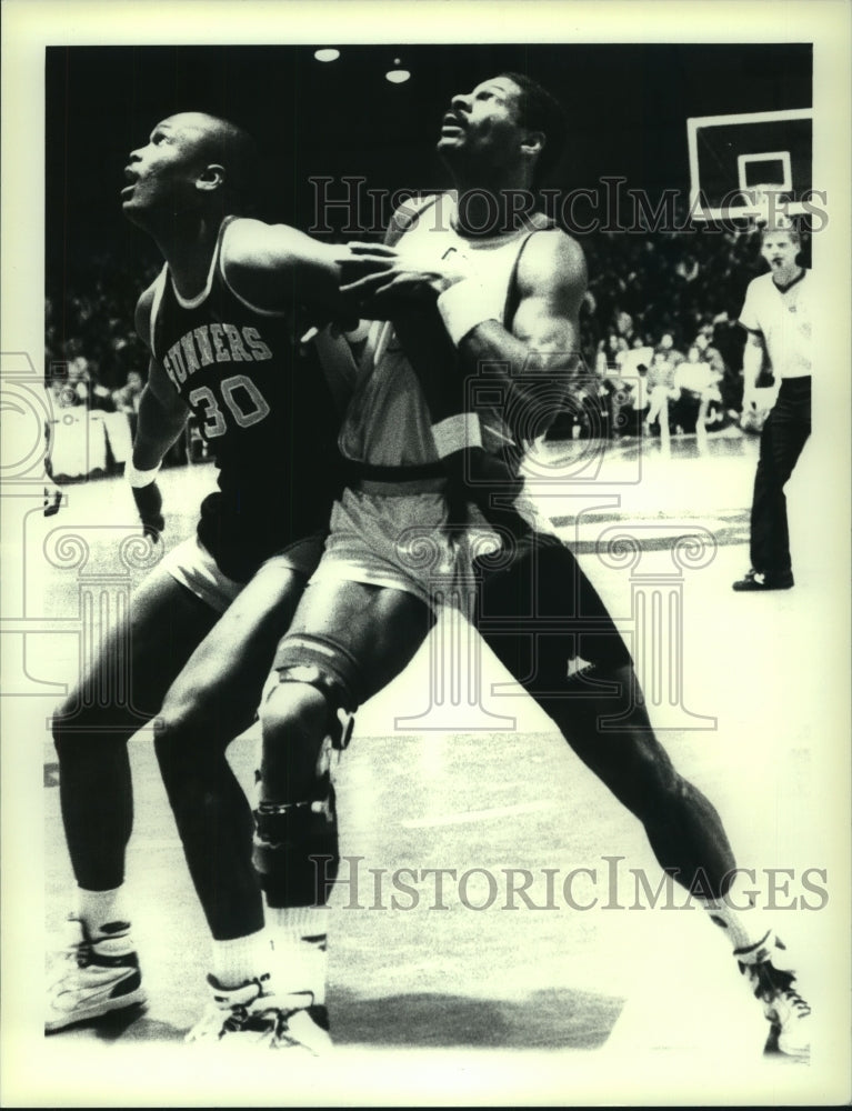 1988 Press Photo Albany Patroons Michael Brooks gets into position for rebound- Historic Images