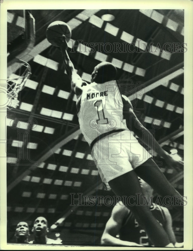 1987 Press Photo Albany New York Patroons #1 Moore goes up for shot in game- Historic Images