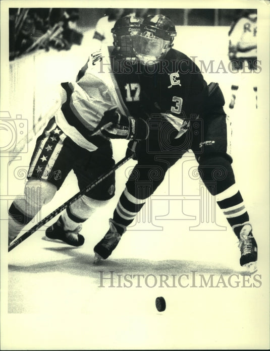 1988 Press Photo RPI #17 Michey LeBlanc & Colgate #3 Mike Bishop battle for puck
