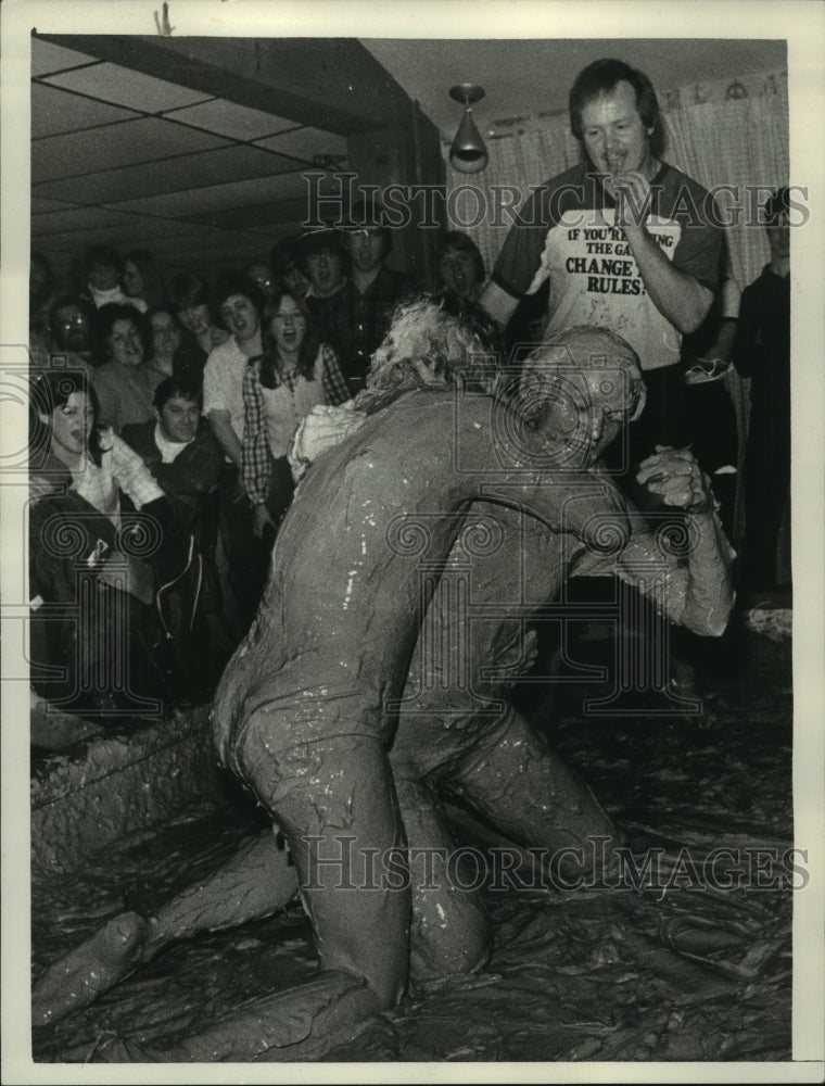 1981 Press Photo Mud wrestling at The Hutch in Malta, New York - tus01738- Historic Images