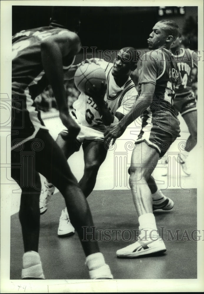 1988 Press Photo Siena and Hartford play men&#39;s college basketball - tus01742- Historic Images