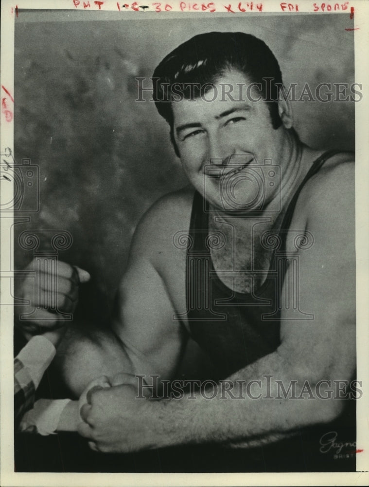 1974 Press Photo Maurice &quot;Moe&quot; Baker prepares to arm wrestle - tus01772- Historic Images