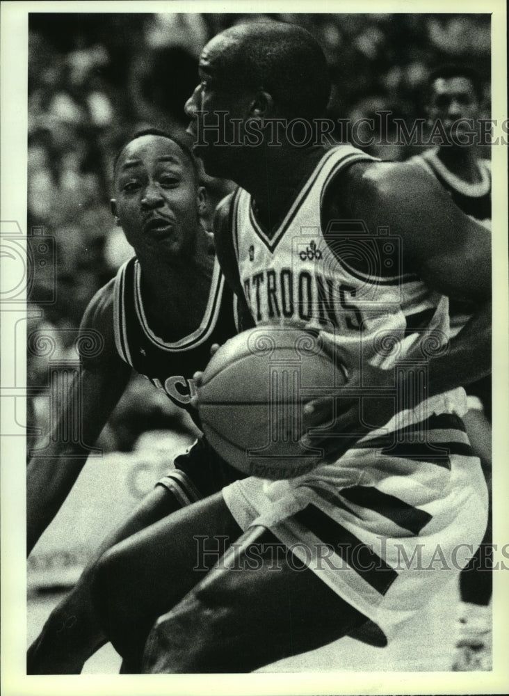 1990 Press Photo Albany Patroons #32 Steve Buitt is defended by LaCrosse #1- Historic Images