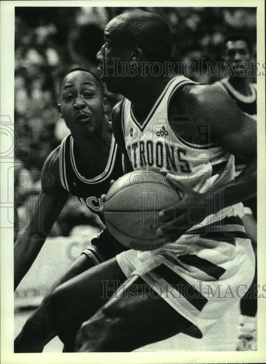 1990 Press Photo Albany Patroons #32 Steve Buitt is defended by LaCrosse #1