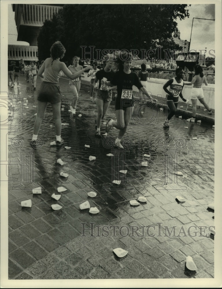 1984 Press Photo Marathon runners pass water station during race in New York- Historic Images