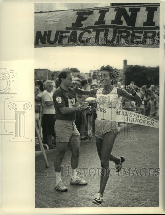 1984 Press Photo Denise Herman wins Manufactures Hanover race, Albany, New York- Historic Images