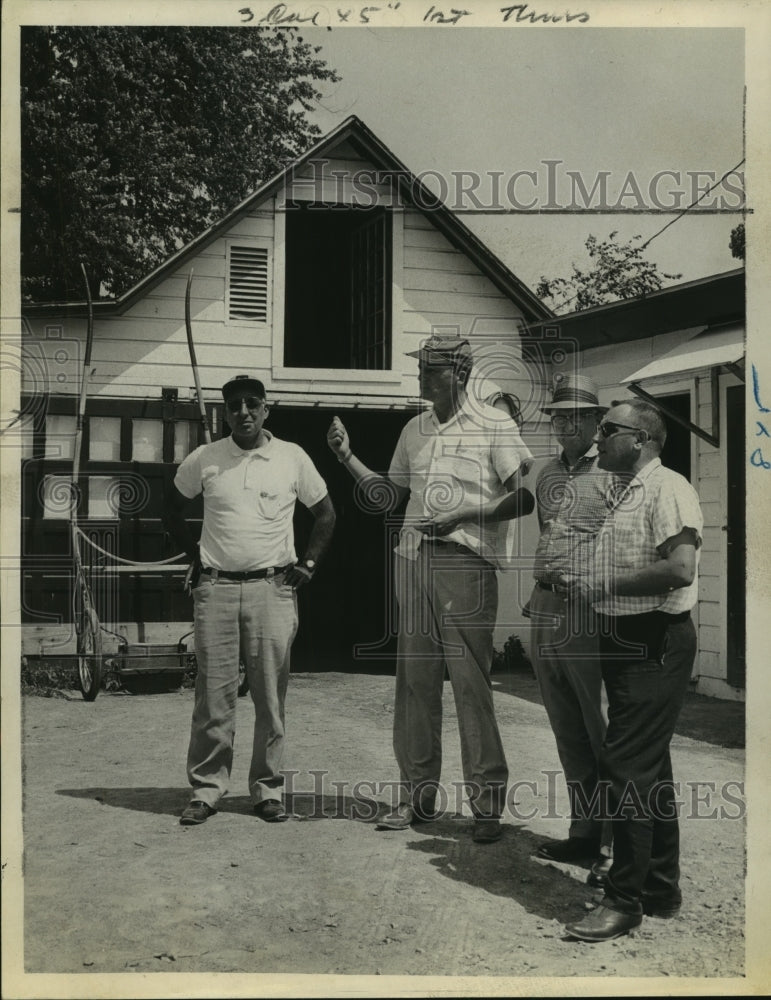 1965 Press Photo Men stand near barns at Saratoga Raceway during dispute- Historic Images