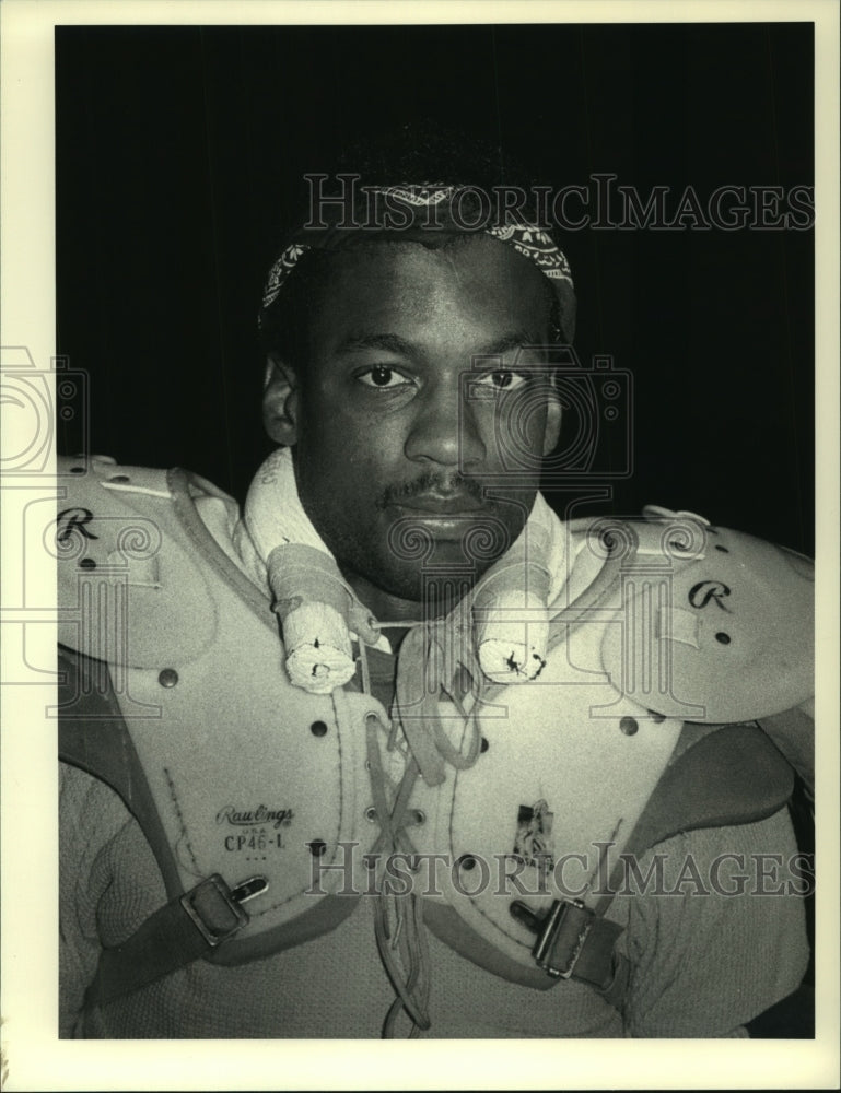 Press Photo Football player Jeff Lipscomb with shoulder pads on - tus01877- Historic Images