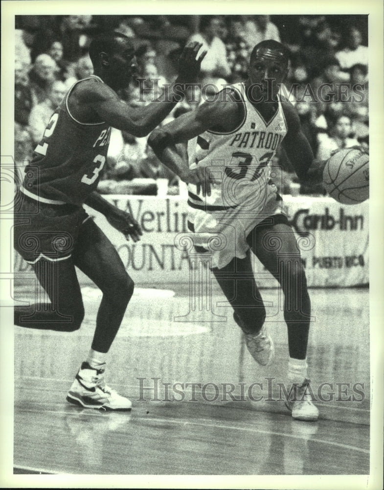 1989 Press Photo Albany Patroons #32 Clint Smith dribbles around Pensacola #32- Historic Images