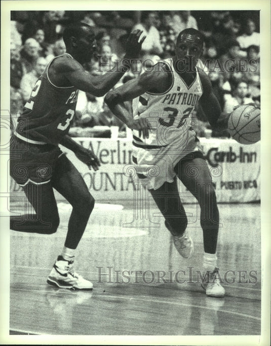 1989 Press Photo Albany Patroons #32 Clint Smith dribbles around Pensacola #32