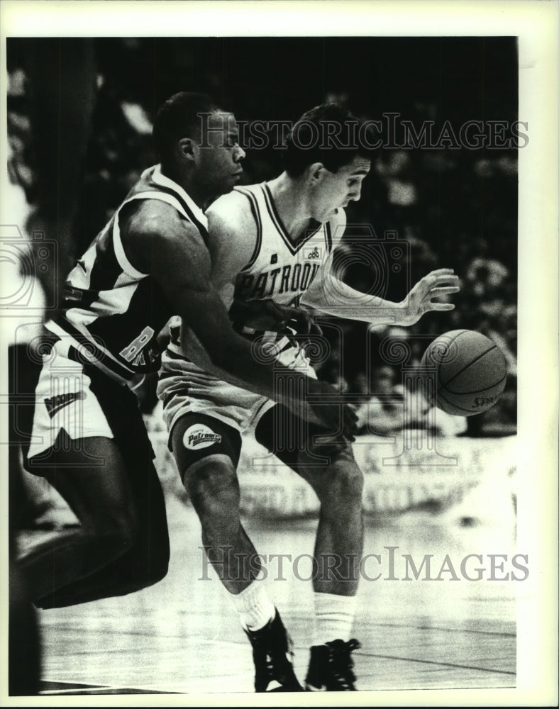 1989 Press Photo Albany Patroons player battles for ball against defender- Historic Images