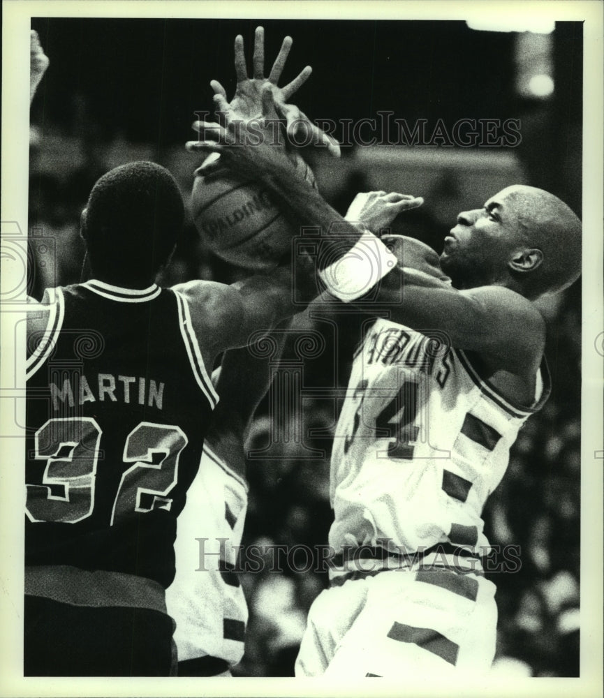 1990 Press Photo Albany Patroons #34 Vincent Askes gets shot blocked by Horizon- Historic Images