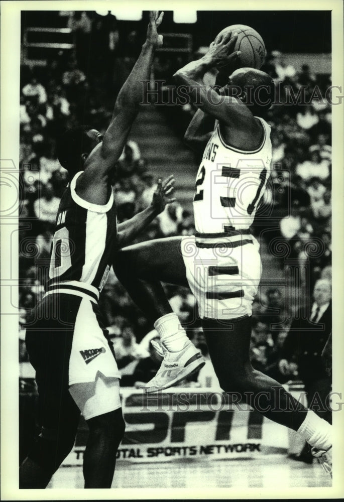 1990 Press Photo Albany Patroons #12 Steve Burtt goes up for a shot against Hoop- Historic Images