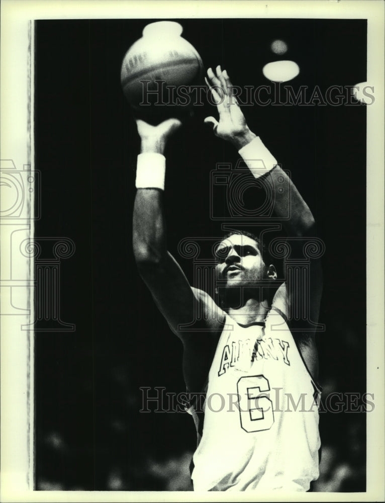 1988 Press Photo Michael Brooks shoots during Albany Patroons game in New York- Historic Images