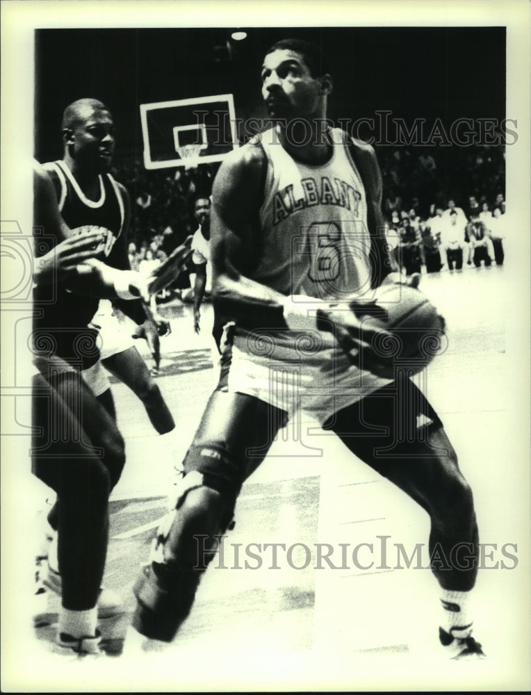 1988 Press Photo Michael Brooks eyes shot in Albany Patroons game in New York- Historic Images