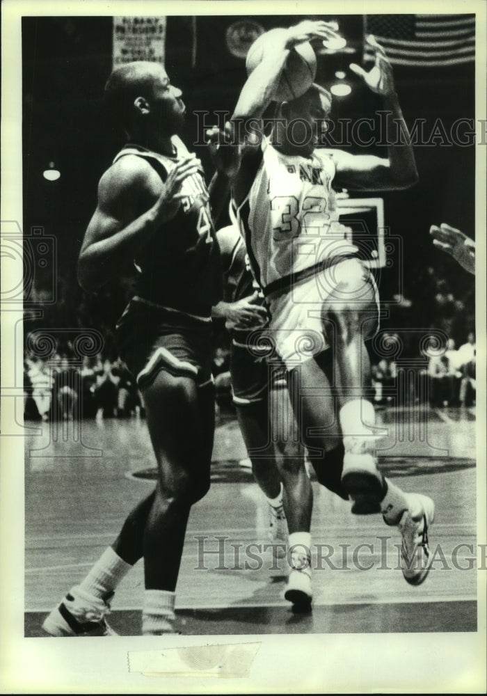 1988 Press Photo Albany Patroons vs. Savannah Spirits action in New York- Historic Images