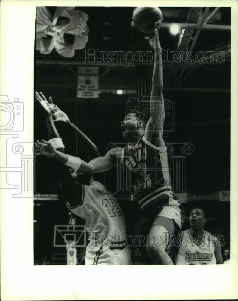 1990 Press Photo Albany Patroons #42 Jeff Sanders tries to defend #33&#39;s shot- Historic Images