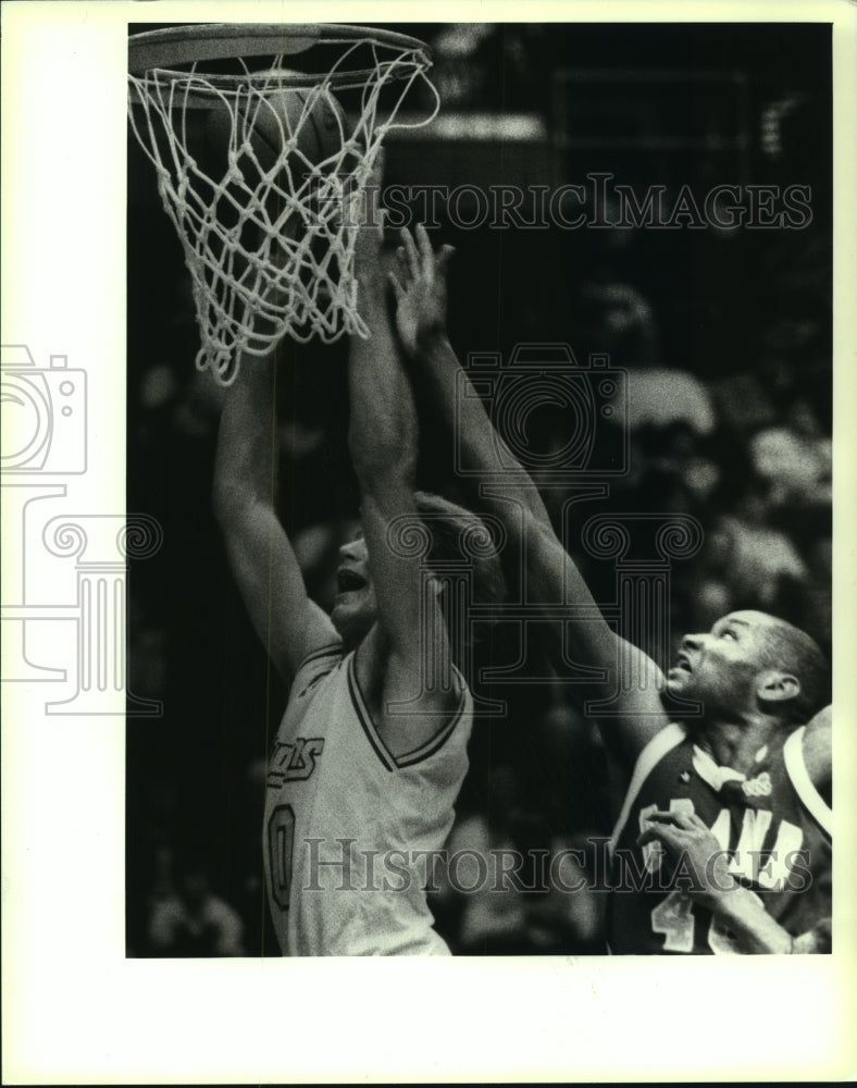 1990 Press Photo Albany Patroon&#39;s #20 grabs rebound as Grand Rapids defends- Historic Images