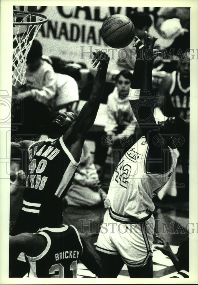 1991 Press Photo Albany Patroon&#39;s #42 Jeff Sanders battles for ball against #40- Historic Images