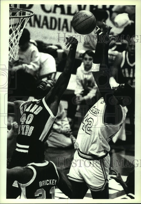 1991 Press Photo Albany Patroon's #42 Jeff Sanders battles for ball against #40